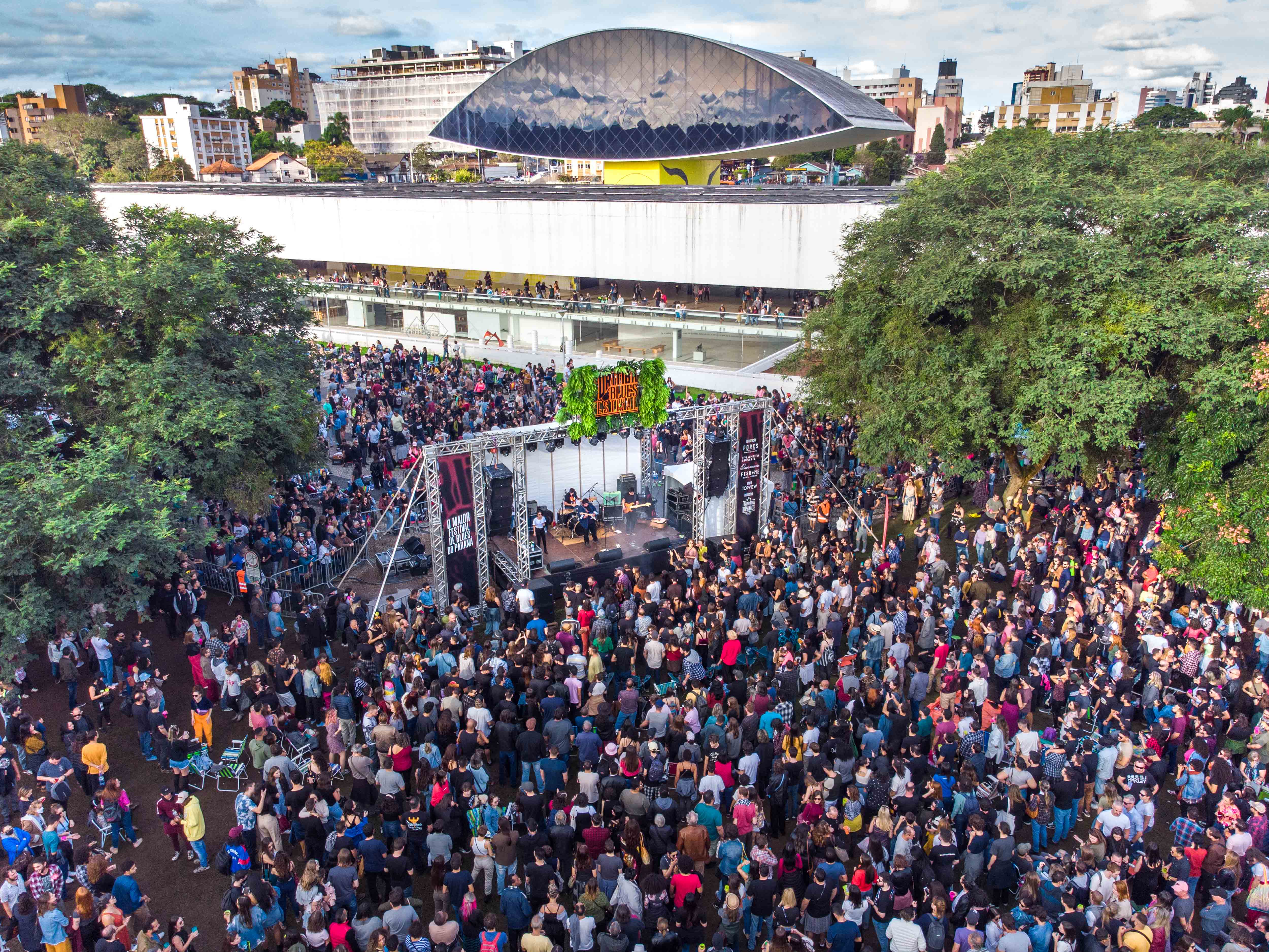 Live performance by the Ricardo Maranhão Trio at the Museu do Olho (Eye Museum) in Curitiba, with a large audience watching the show.