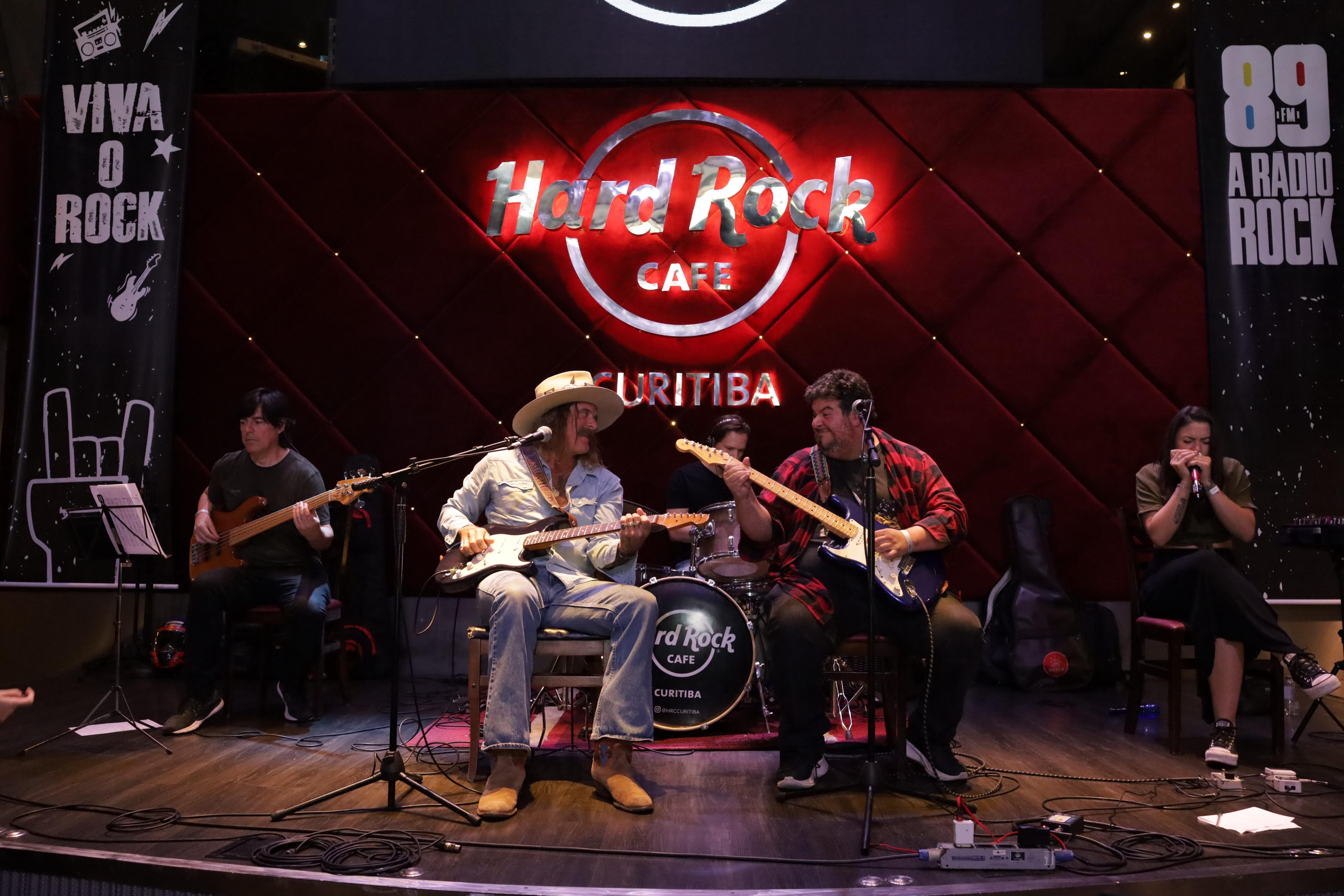 Ricardo Maranhão Trio and guests singing live during a show at Hard Rock Cafe Curitiba.