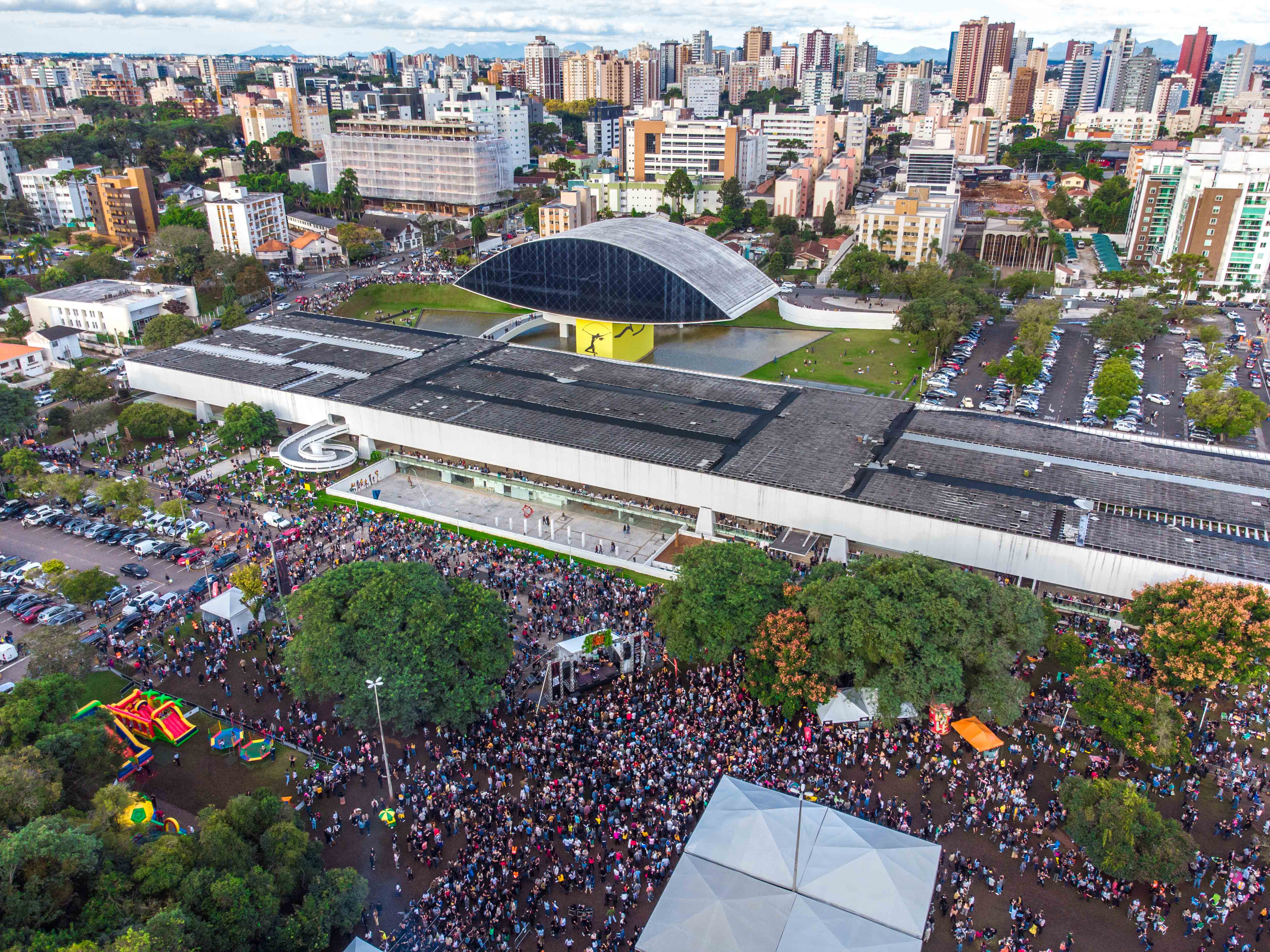 Live performance by the Ricardo Maranhão Trio at the Museu do Olho (Eye Museum) in Curitiba, with a large audience watching the show.